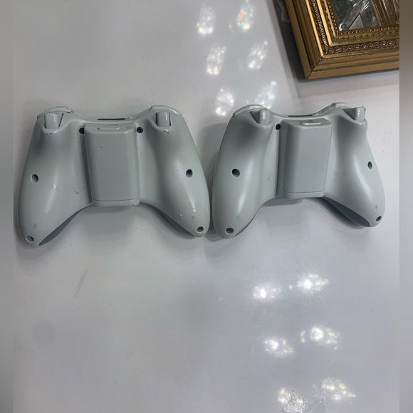 Official Microsoft Xbox 360 White 2 PreOwned Controllers! Authentic! thrifted.